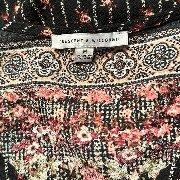 Crescent & Willough medium black pink white and green bell sleeved button front - Picture 4 of 6